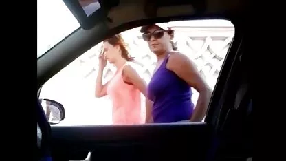 Babeノのカウガのポーズ 女 友達 アダルト